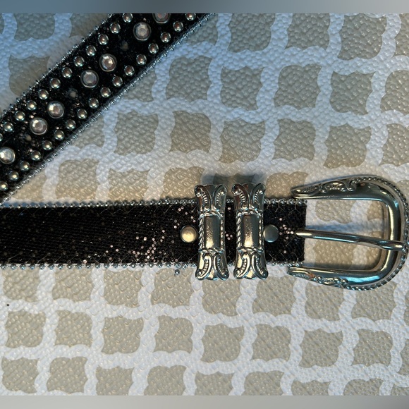 NWT🌷Western/Rock/Glam meet together in this Genuine Leather Belt